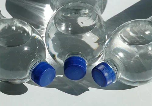 Agua en botellas de plástico